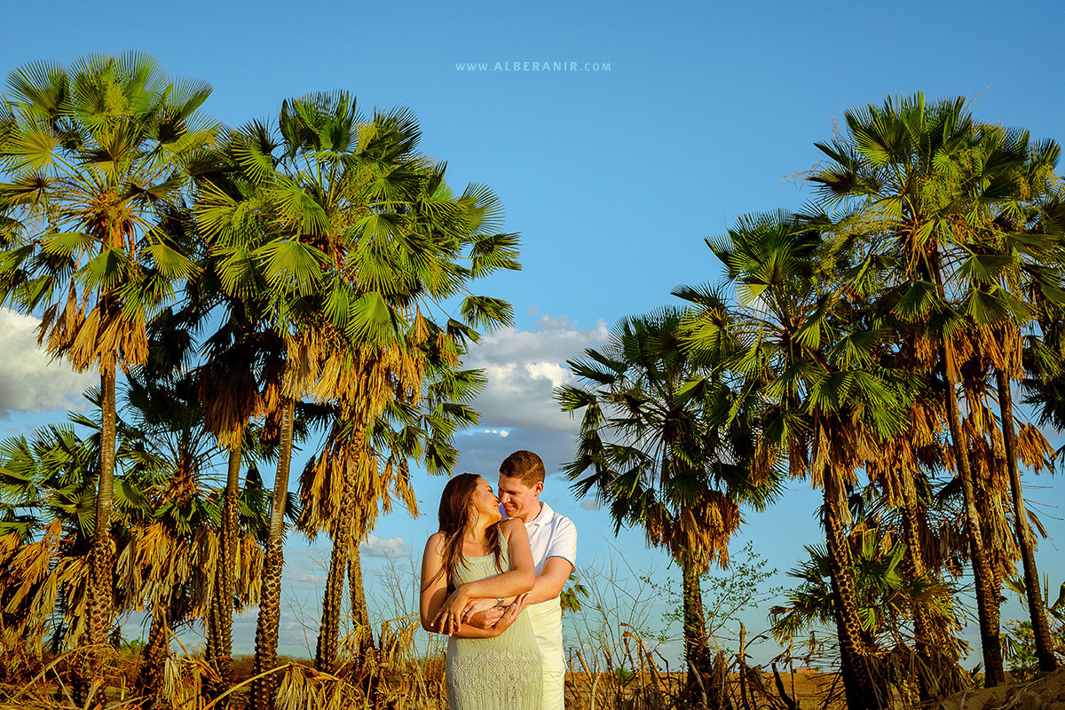 Ensaio Pré-casamento de Iara e Hamon em Timbaúba dos Batistas. Foto de casal em meio a árvores.