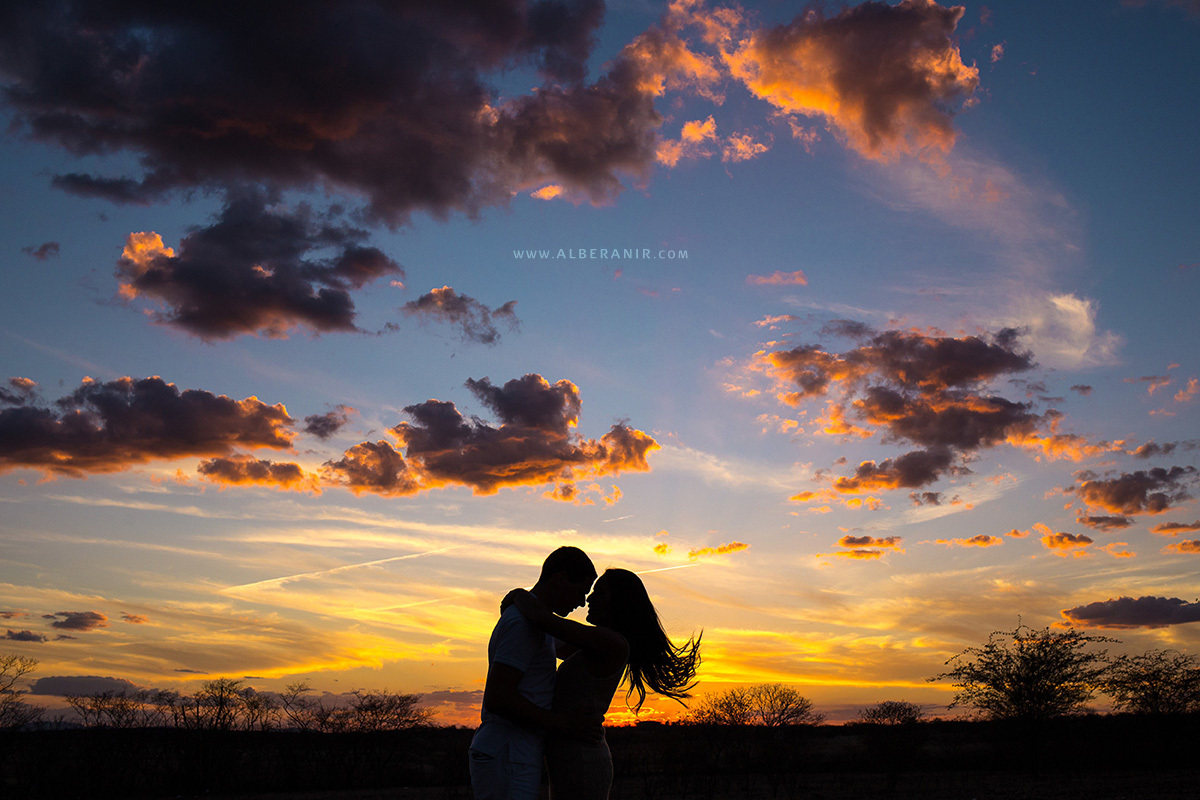 Ensaio Pré-casamento de Iara e Hamon em Timbaúba dos Batistas. Casal em silhueta no por-do-sol.