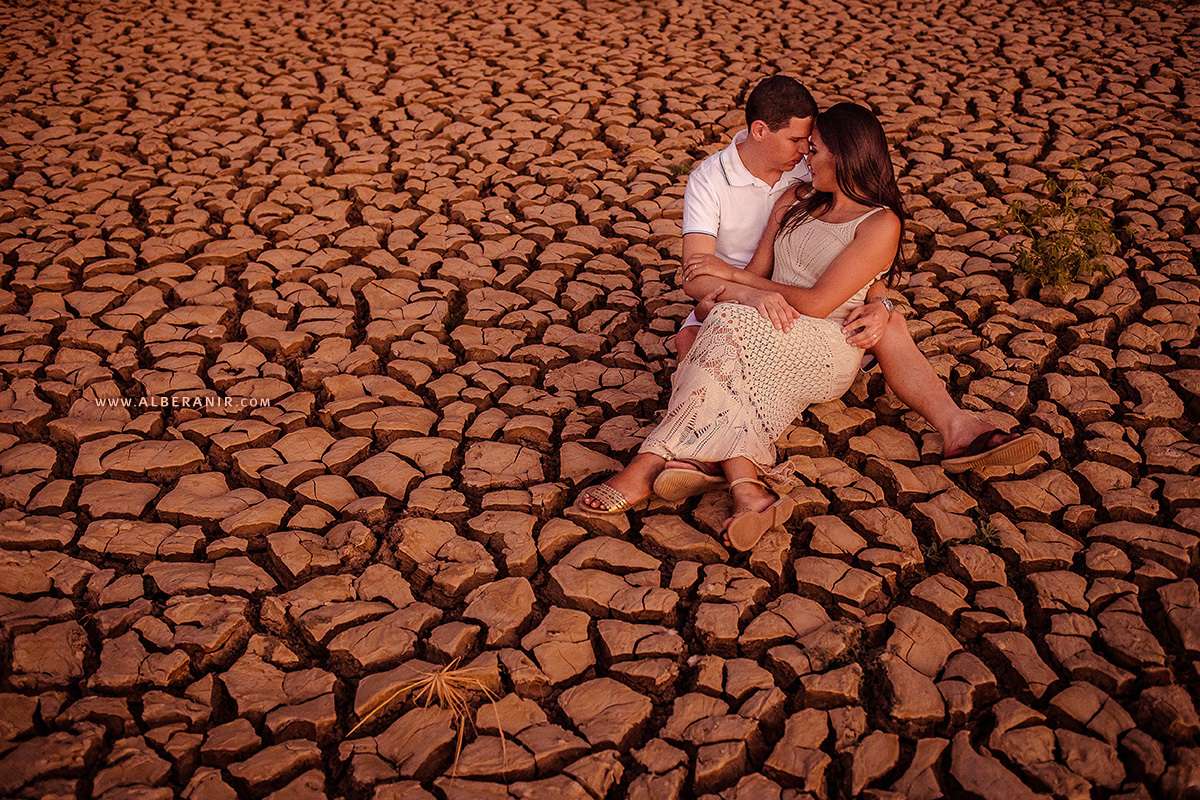 Ensaio Pré-casamento de Iara e Hamon em Timbaúba dos Batistas. Foto de casal em terra rachada. Chão rachado.