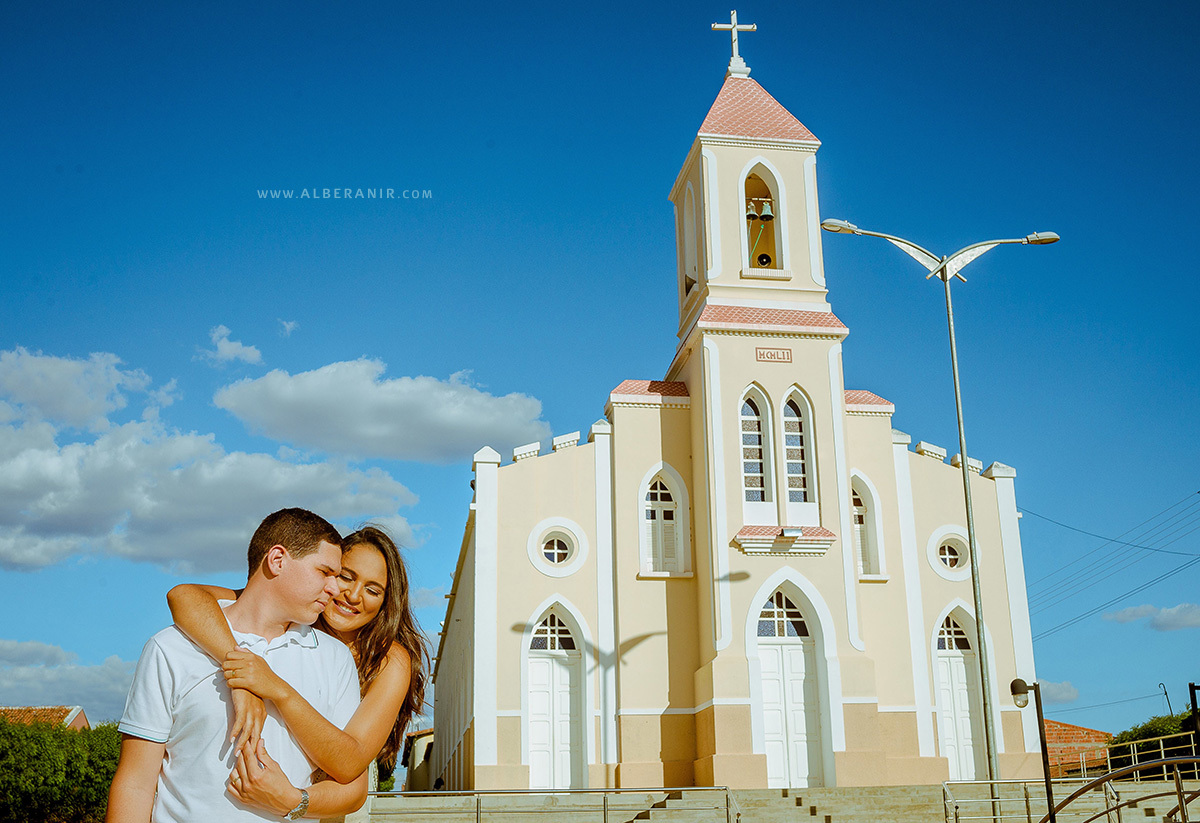 Ensaio Pré-casamento de Iara e Hamon em Timbaúba dos Batistas. Foto em frente a igreja católica matriz.