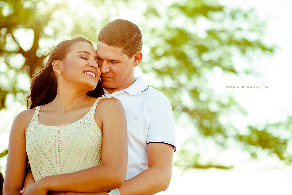Ensaio Pré-casamento de Iara e Hamon em Timbaúba dos Batistas. Foto de casal com fundo desfocado.
