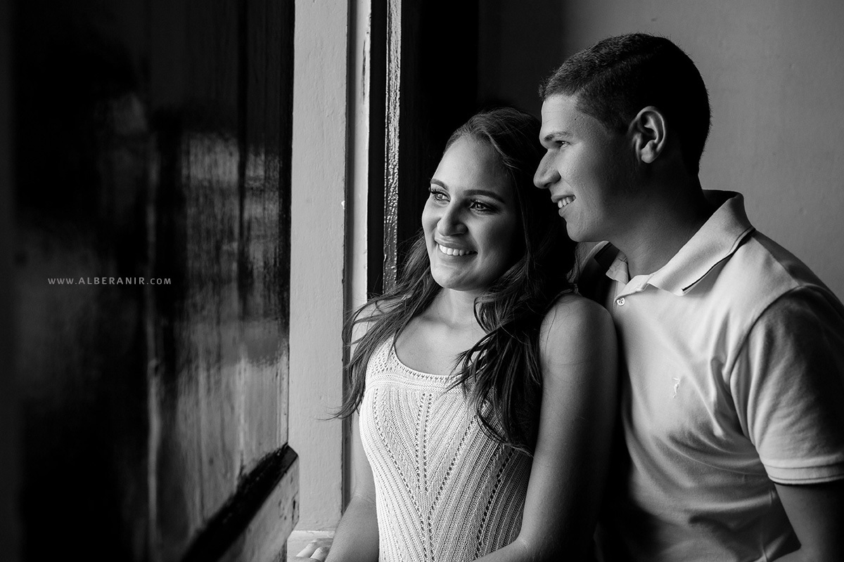 Ensaio Pré-casamento de Iara e Hamon em Timbaúba dos Batistas. Fotos de casal preto e branco.