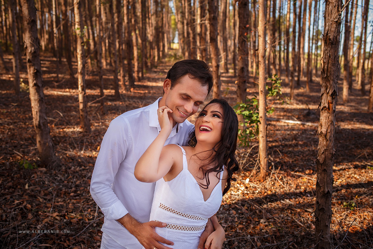 Ensaio de Luana e Wanderley Filho em Lucena e João Pessoa / PB. Fotos no Bambuzal, Praia, Ruínas e em meio a árvores.