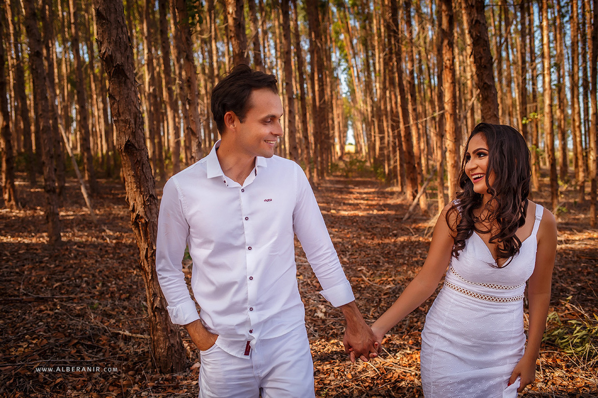 Ensaio de Luana e Wanderley Filho em Lucena e João Pessoa / PB. Fotos no Bambuzal, Praia, Ruínas e em meio a árvores.