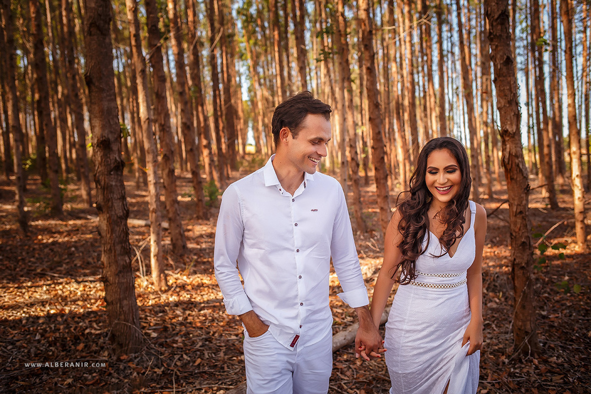 Ensaio de Luana e Wanderley Filho em Lucena e João Pessoa / PB. Fotos no Bambuzal, Praia, Ruínas e em meio a árvores.