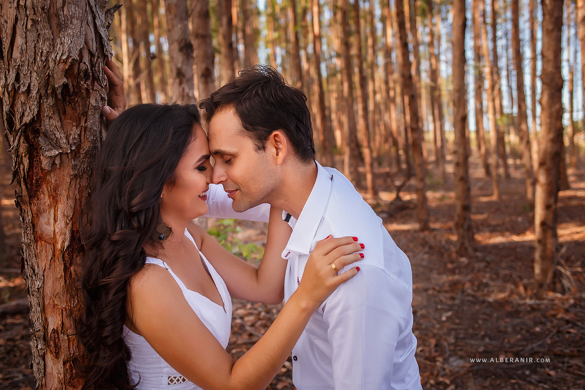 Ensaio de Luana e Wanderley Filho em Lucena e João Pessoa / PB. Fotos no Bambuzal, Praia, Ruínas e em meio a árvores.