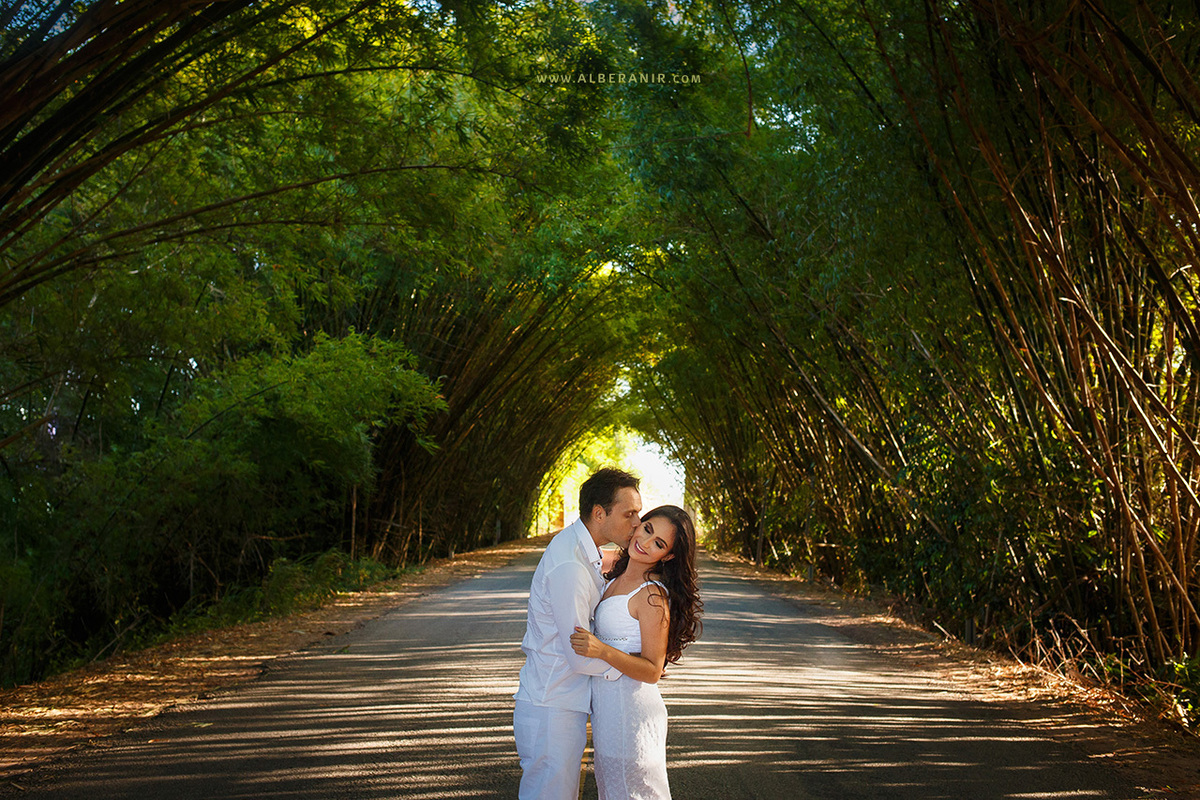 Ensaio de Luana e Wanderley Filho em Lucena e João Pessoa / PB. Fotos no Bambuzal, Praia, Ruínas e em meio a árvores.