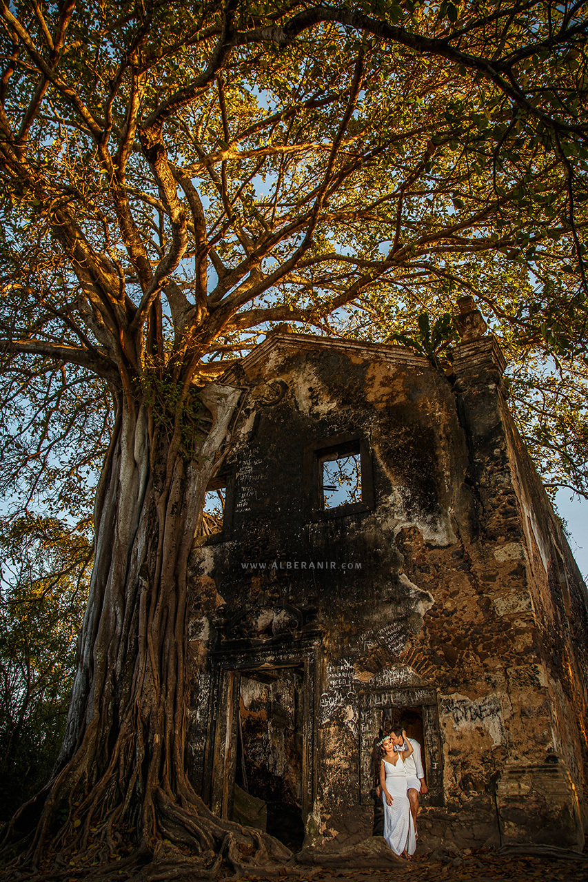 Ensaio de Luana e Wanderley Filho em Lucena e João Pessoa / PB. Fotos no Bambuzal, Praia, Ruínas e em meio a árvores.
