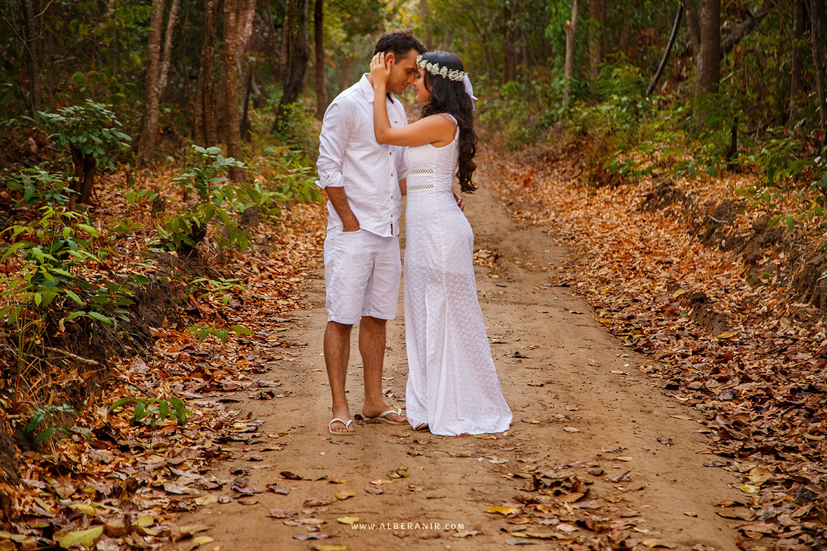 Ensaio de Luana e Wanderley Filho em Lucena e João Pessoa / PB. Fotos no Bambuzal, Praia, Ruínas e em meio a árvores.