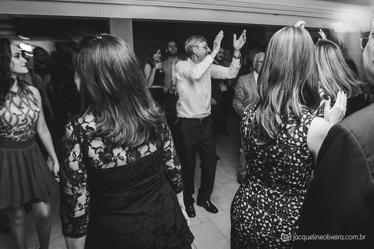 tio animado dançando