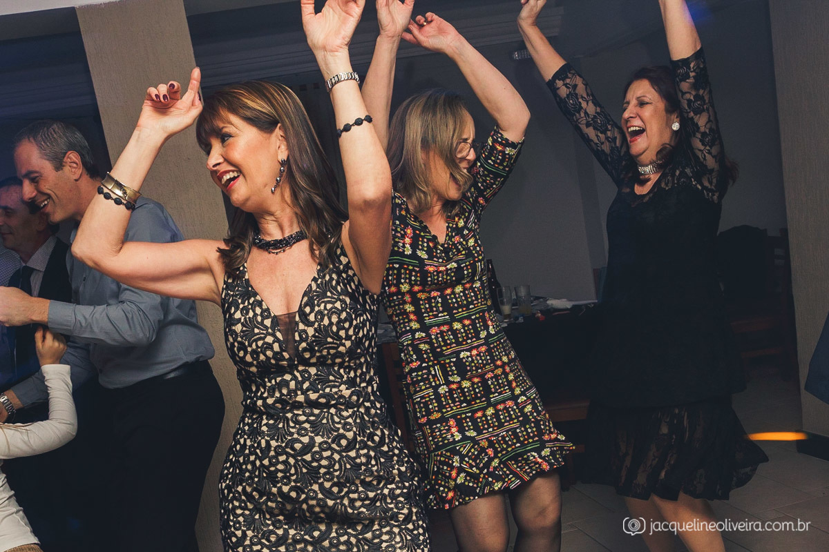 mãe dançando na pista