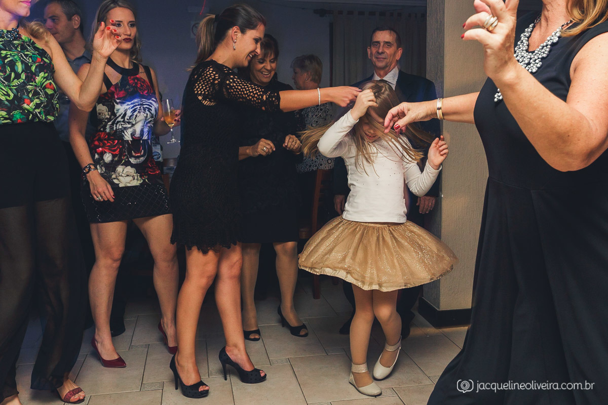 menina girando a saia formatura