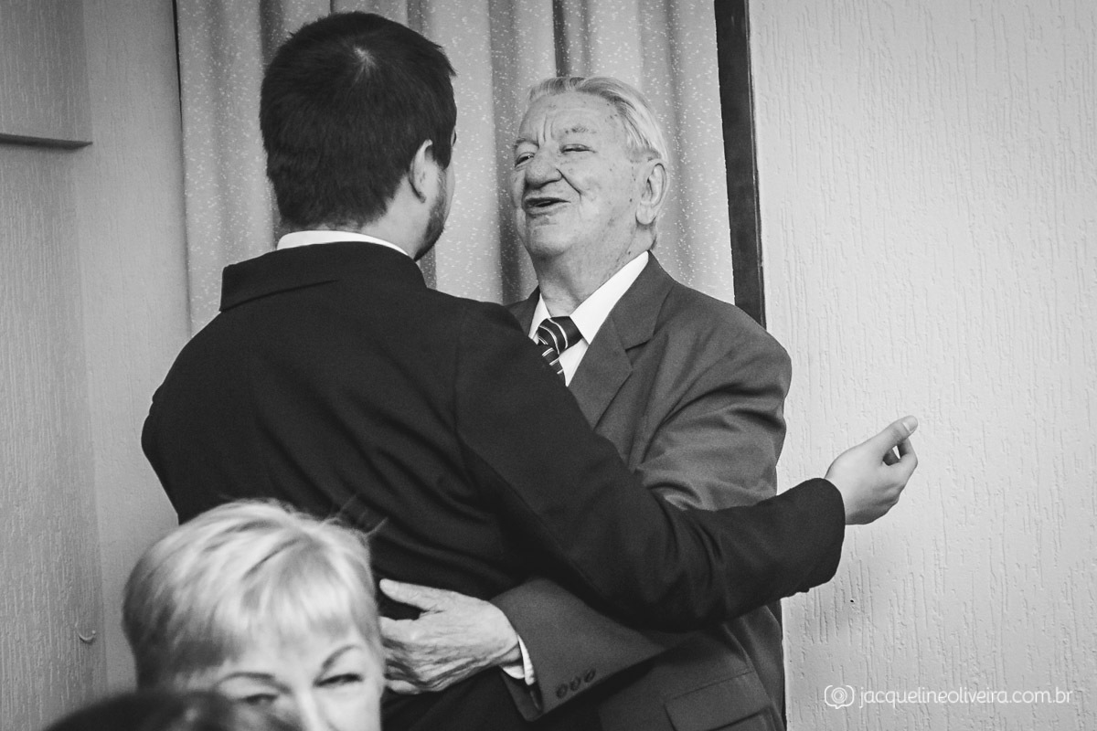 cumprimentando o avô na festa