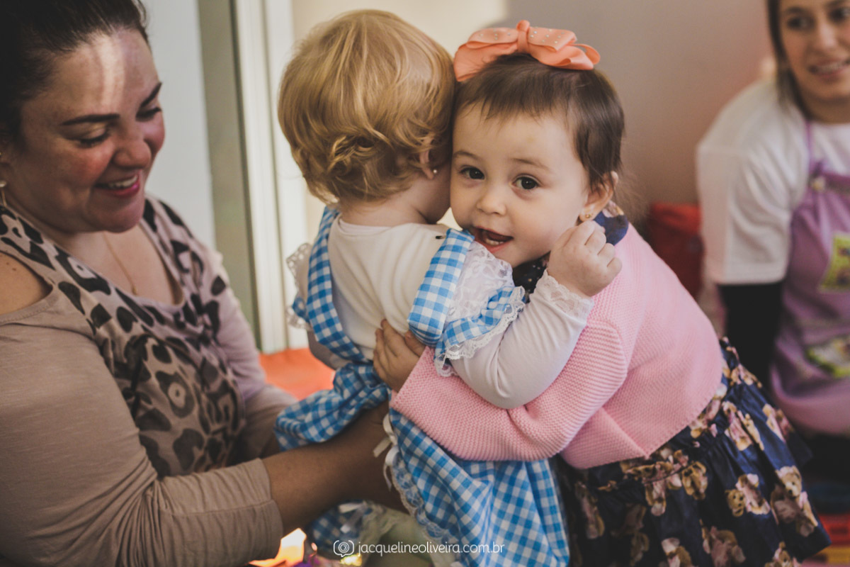 abraço de crianças