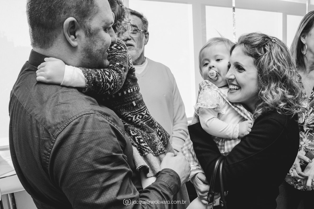 convidados abraçando antonella