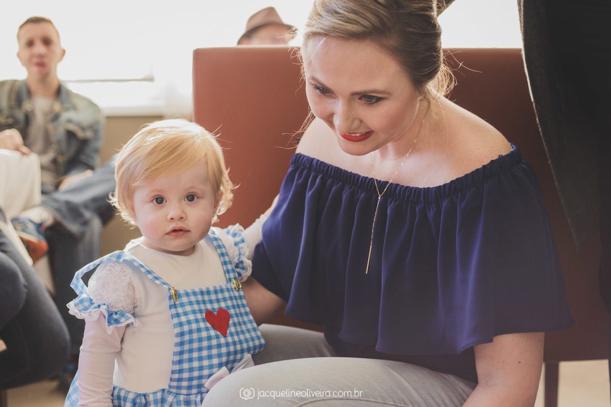antonella olha para foto