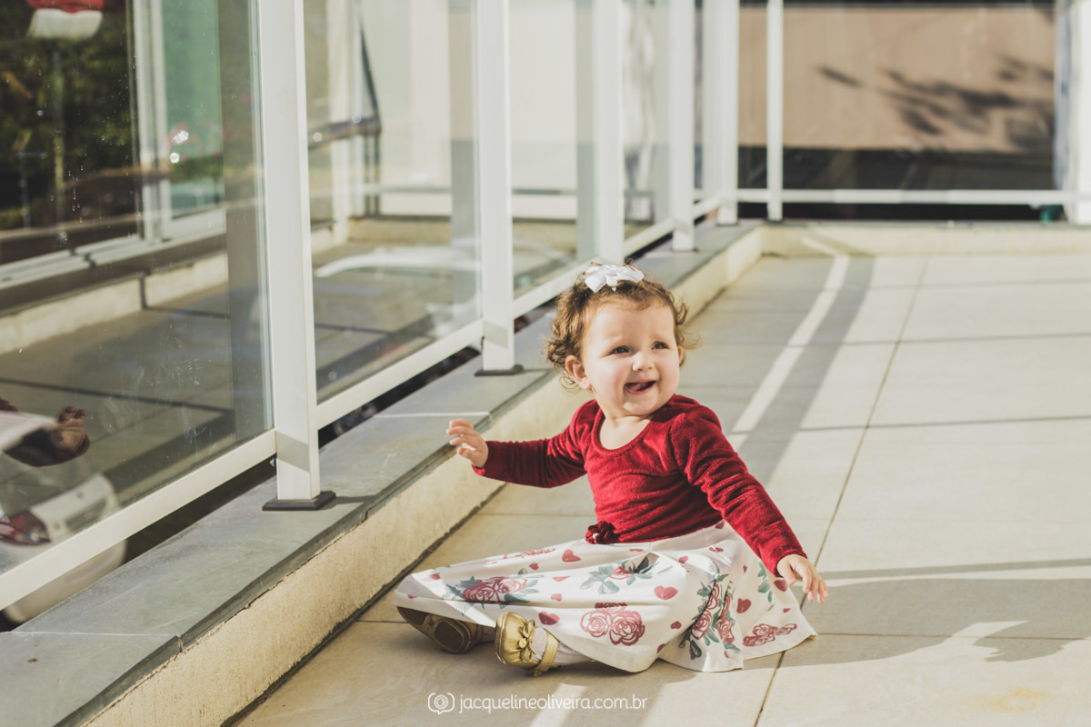 amiga da antonella olhando a vista