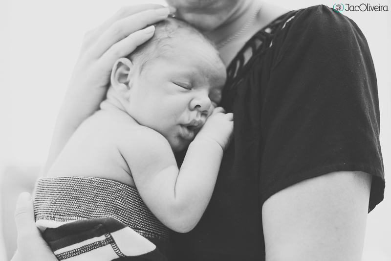 bebe dormindo no colo ombro da mãe