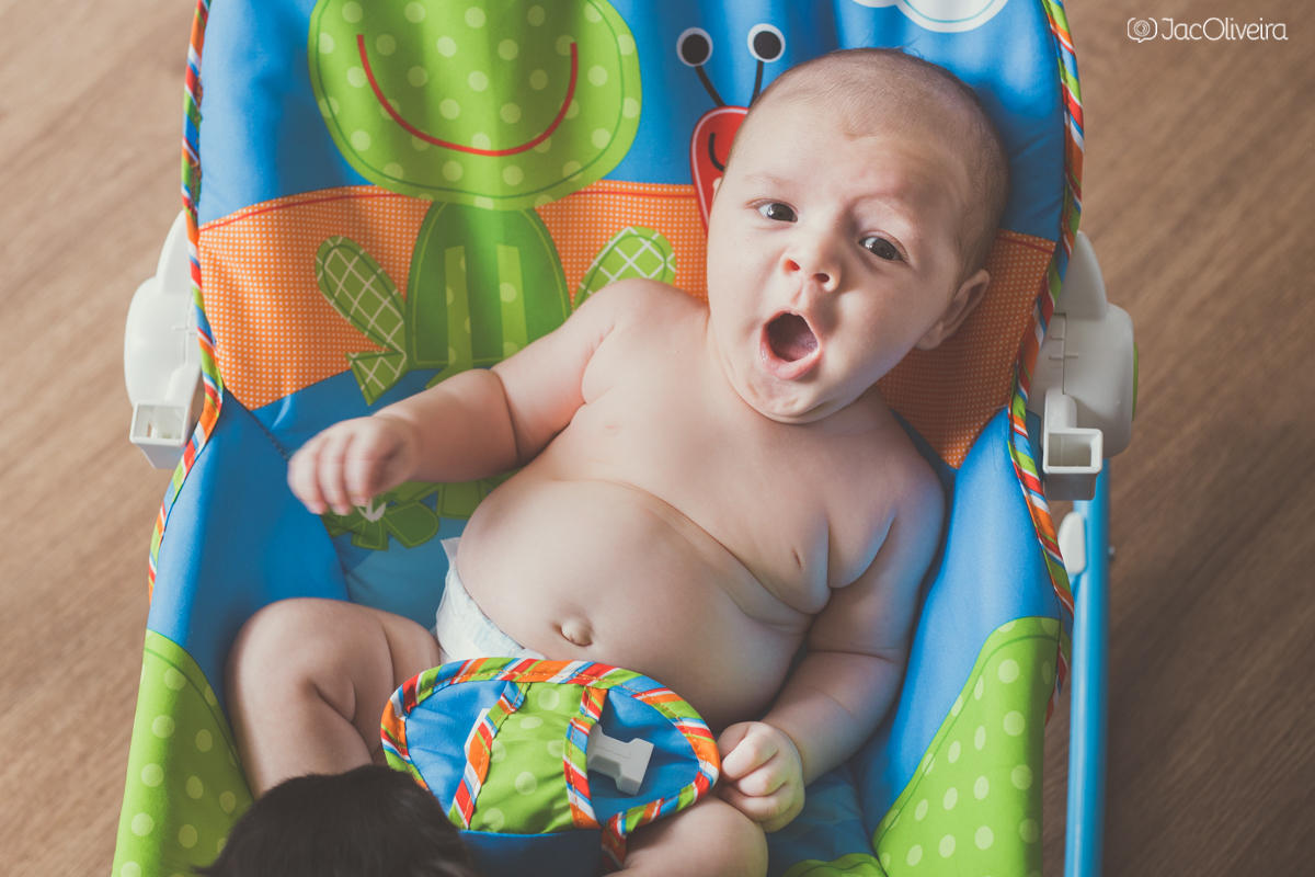 bebê com sono na cadeira