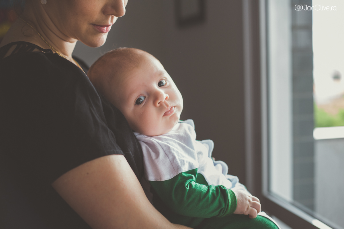 bebê olhando de lado roupa verde