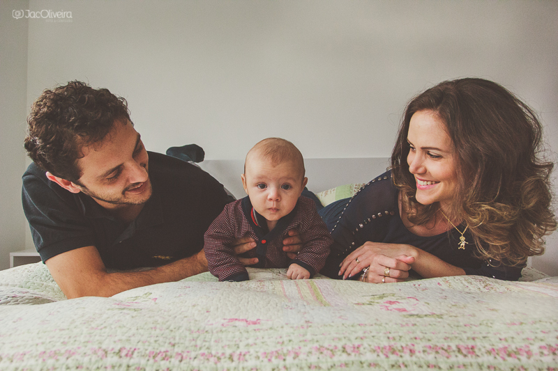 pais e filho bagunçando na cama