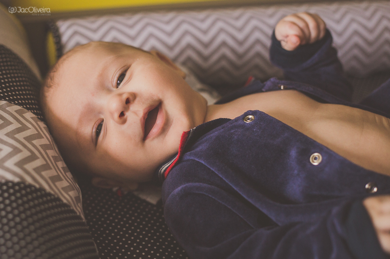 menino risonho no trocador