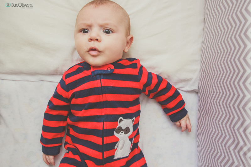 macacao listrado vermelho no berço