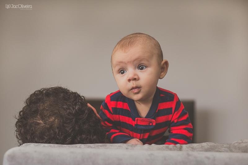heitor escalando o ombro do pai