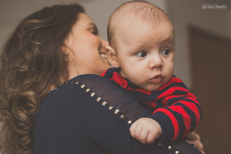 bebe no colo da mãe de macacão vermelho
