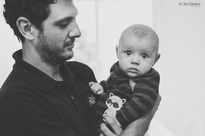 baby com o pai e olhando para a foto