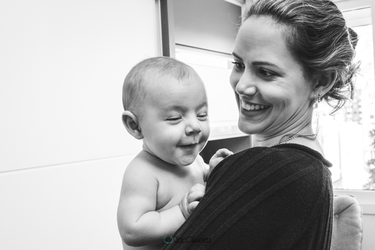 fotografia lifestyle mãe e filho bebê careta