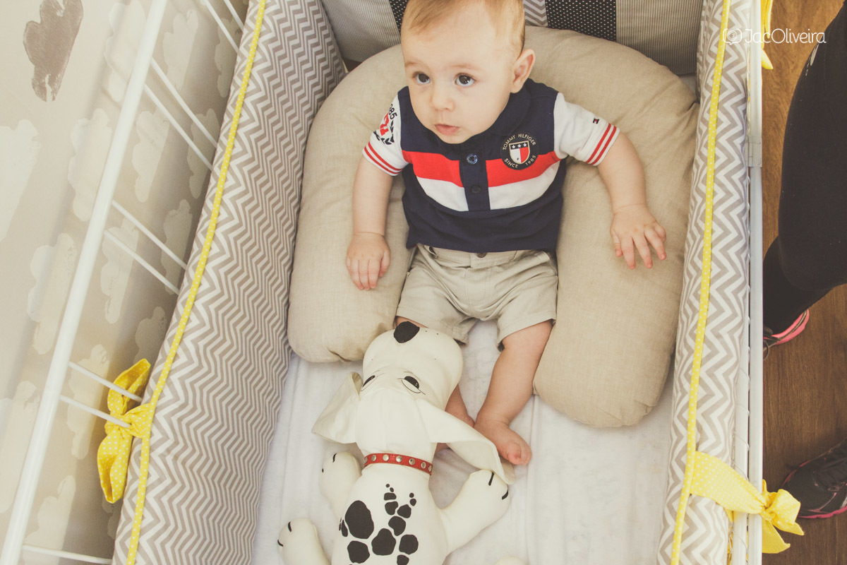 heitor no berço com bicho da mãe