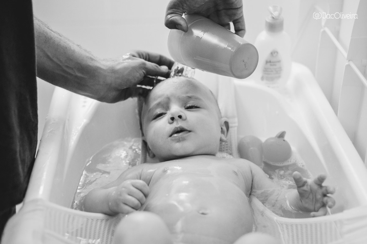 lavando a cabeça do heitor 5 meses preto e branco