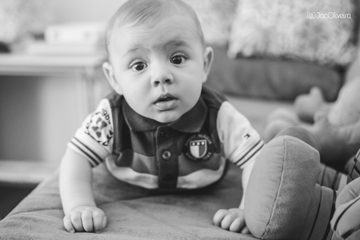heitor apoiando no sofá 5 meses