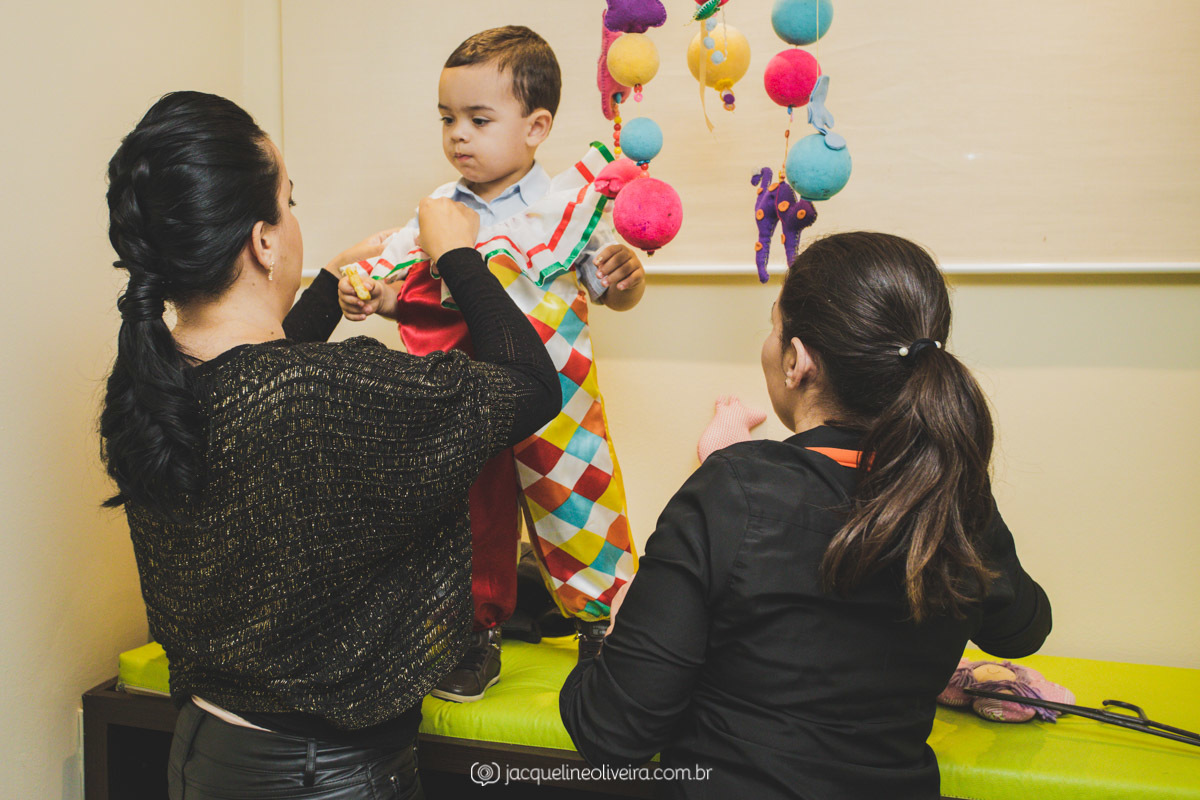 vestindo a roupa de palhaço