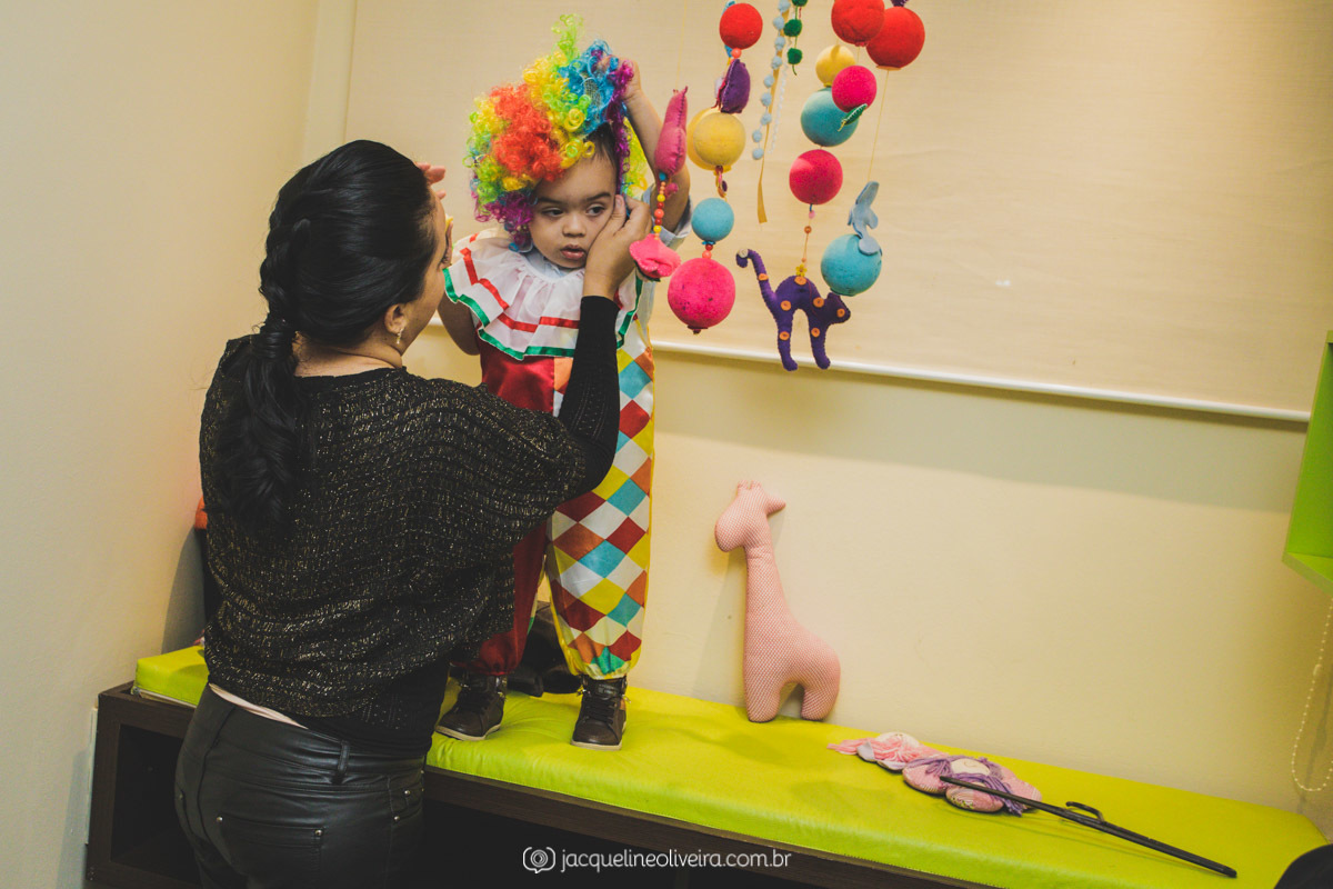 criança vestida de palhaço 