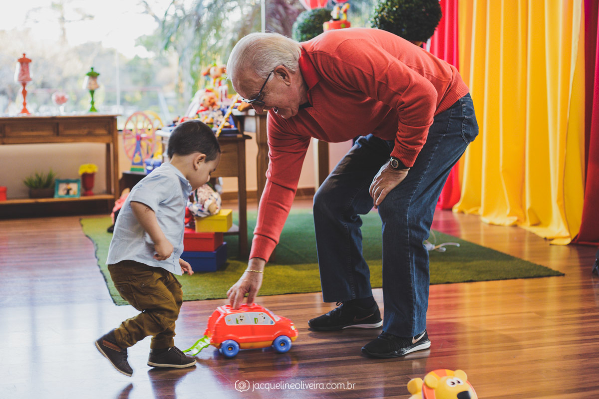 igor brincando com avô