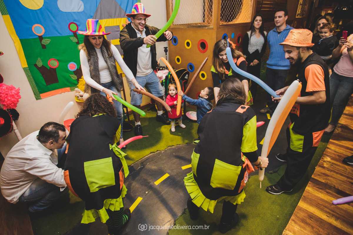 brincadeira na casa ludica com crianças e adultos