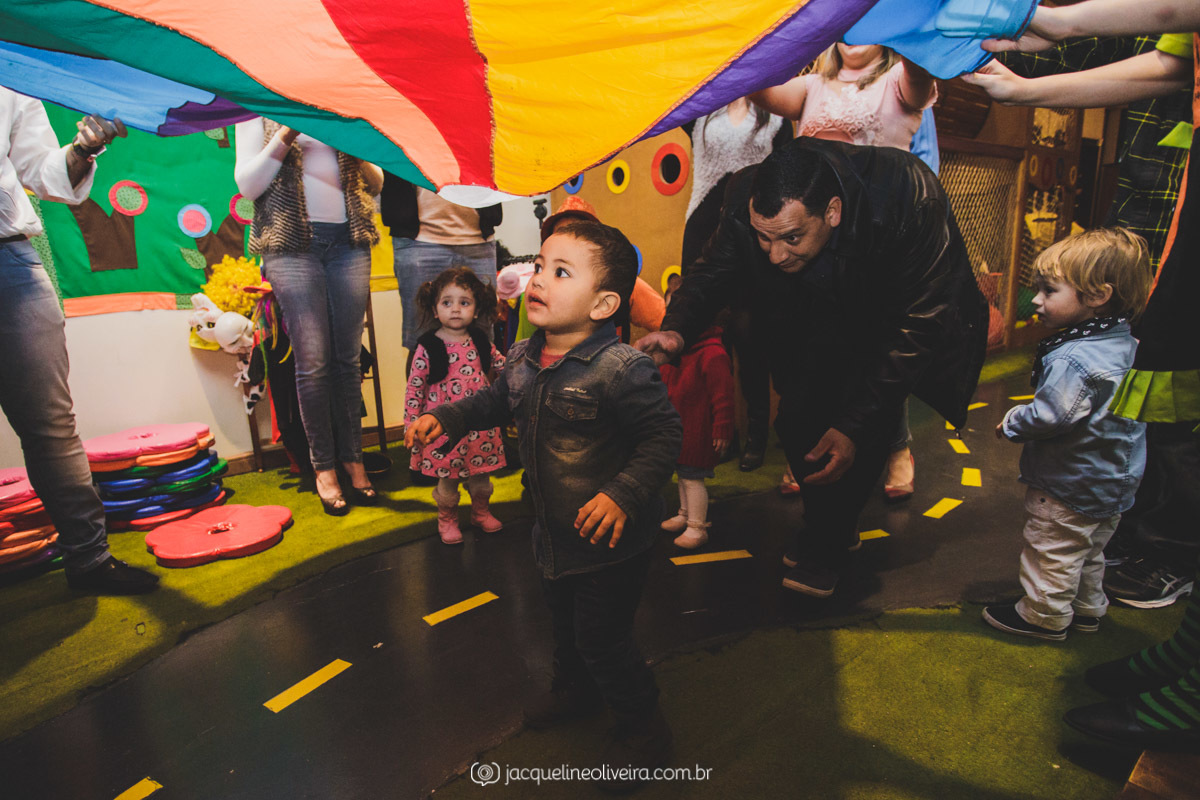 brincando no tecido colorido