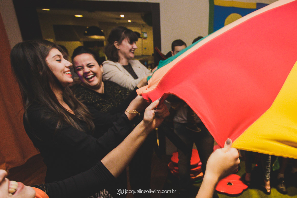 felicidade gargalhada no aniversario 