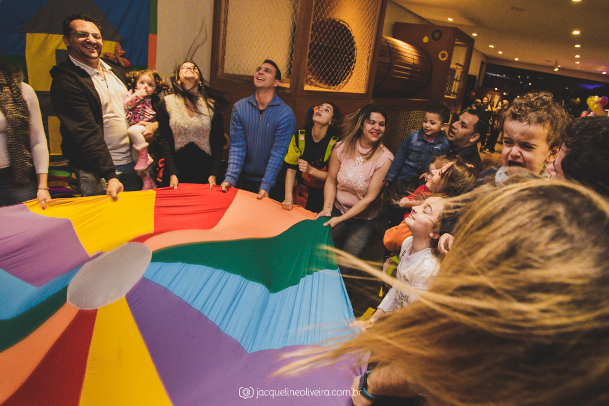 agitando tecido colorido na festa