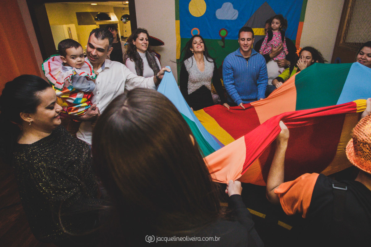 pai e filho agitando tecido