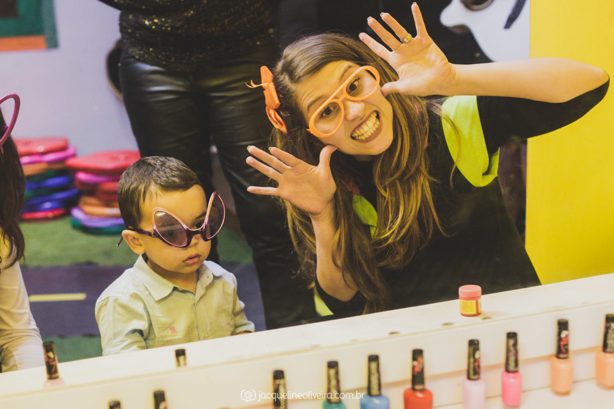 moça fazendo careta na casa lúdica