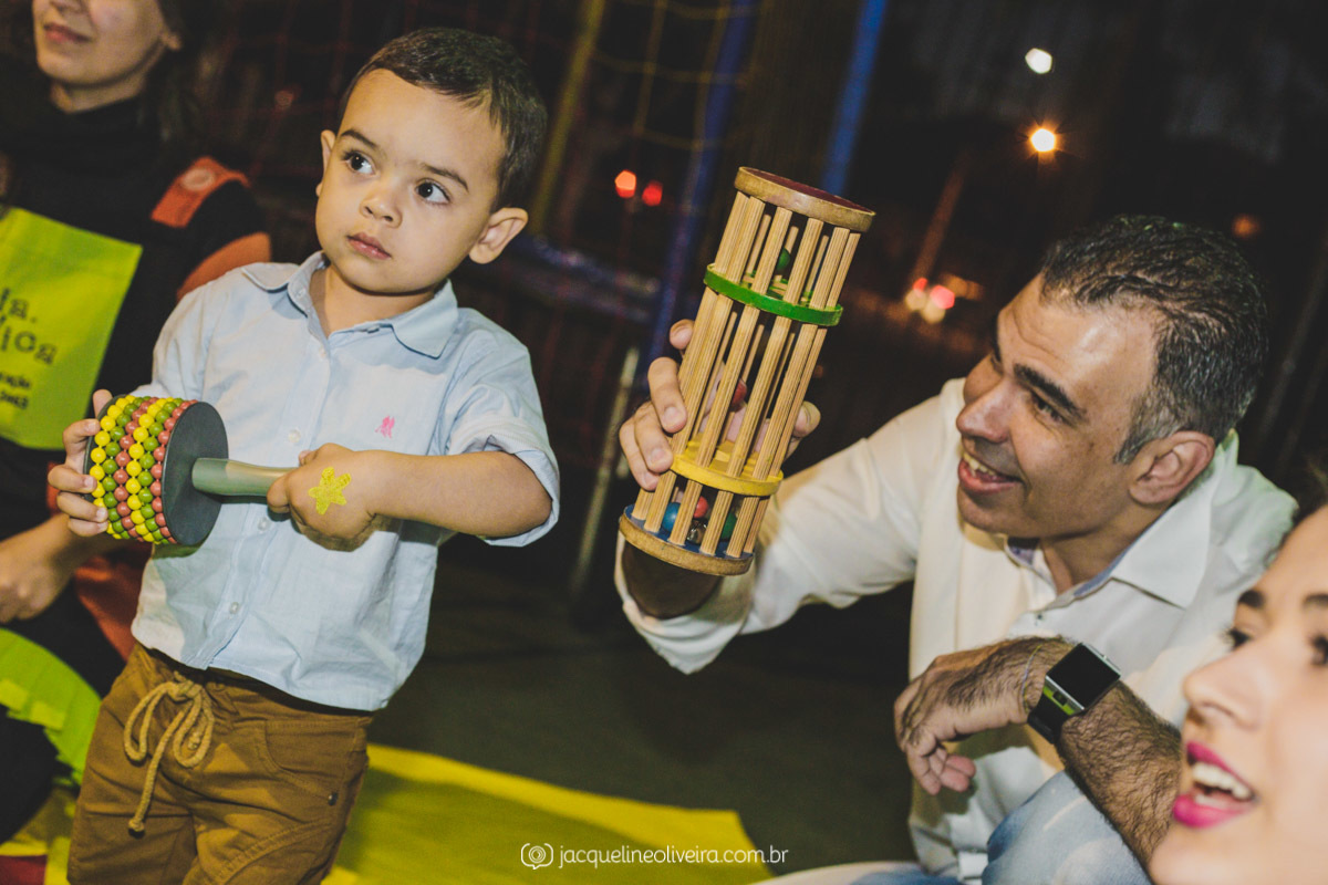 brincando com instrumentos no aniversário