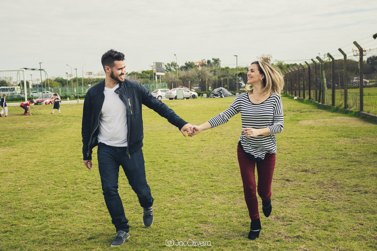 cabelos voando enquanto correm