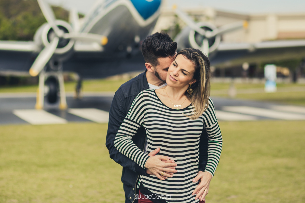 homem dá um cheio no pescoço da mulher no ensaio