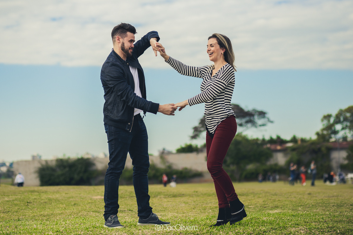 dançando no gramado