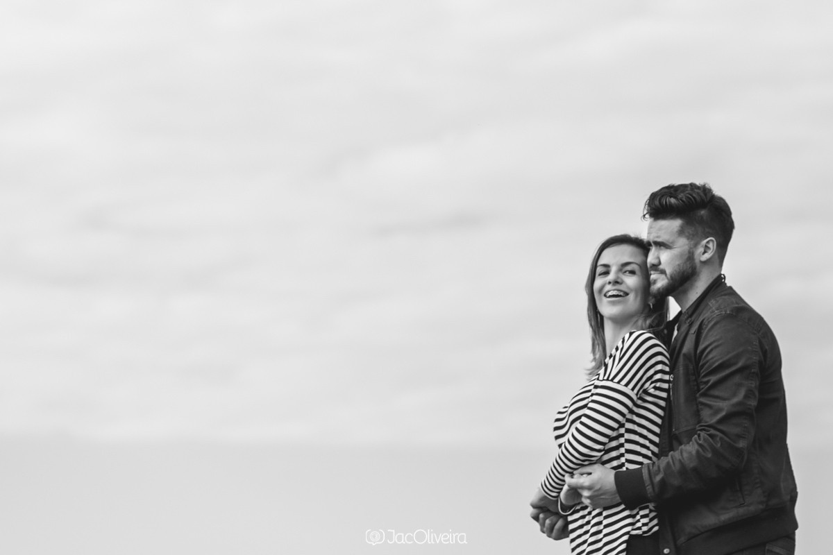 ceu nublado e casal preto e branco