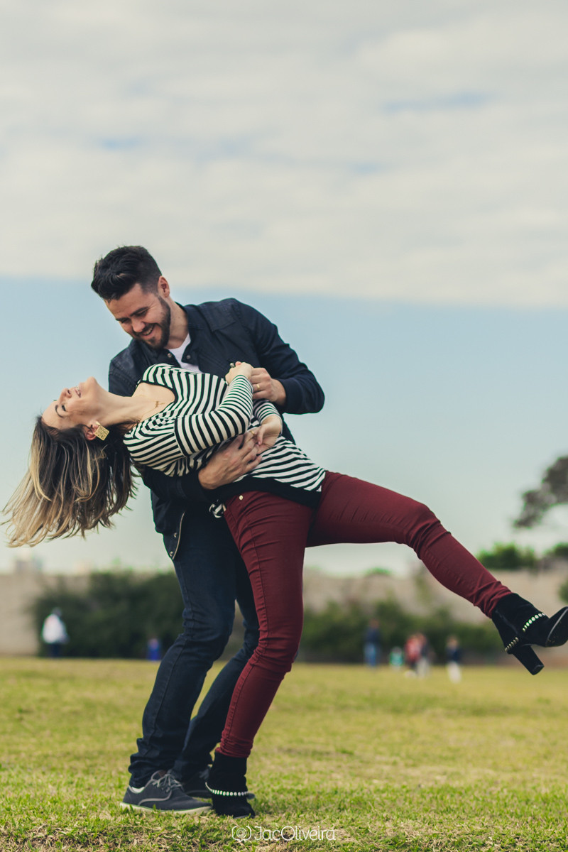dançando e rindo no boulevard