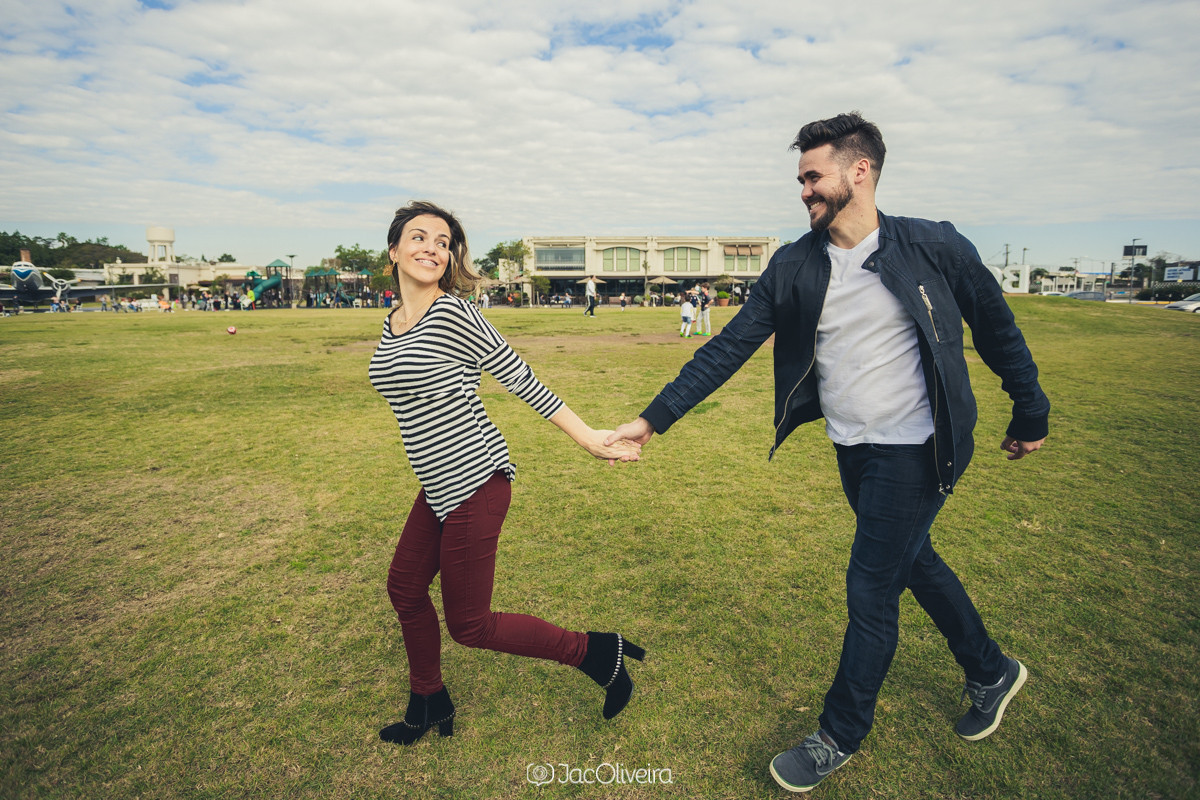 corrida juntos pela grama